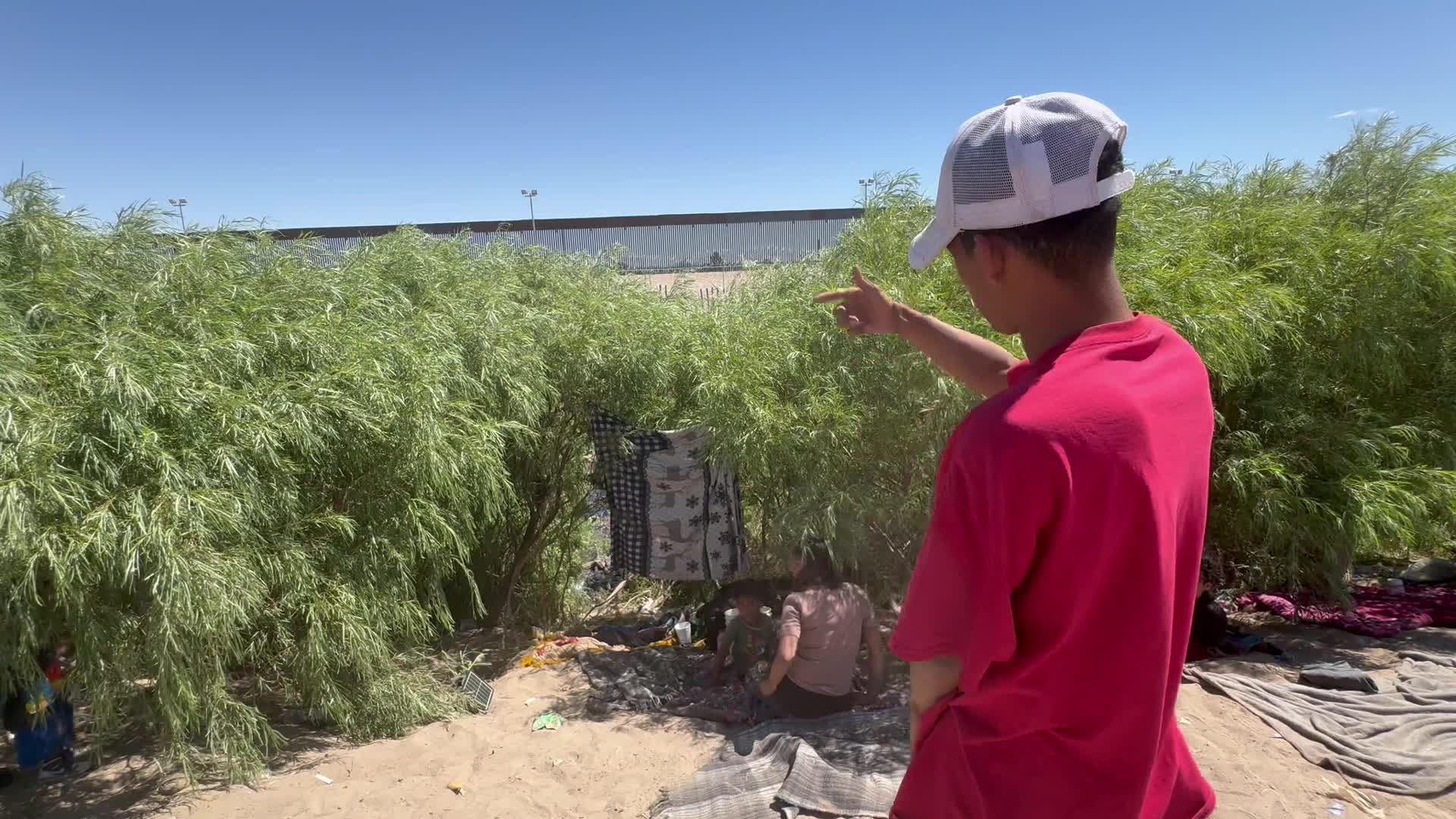 Venezuelan man placed blanket to protect children from stray pepper